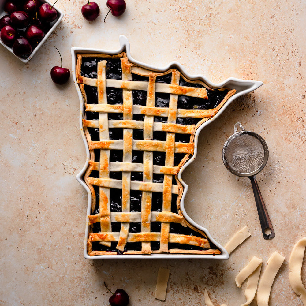 Minnesota State Plate cherry pie. Minnesota State Plate for baking, cooking, food. Minnesota pie plate. Minnesota pie dish. Minnesota baking dish. Minnesota dessert dish. Minnesota recipe. Minnesota cooking gift. MN baking gift. MN pie plate.
