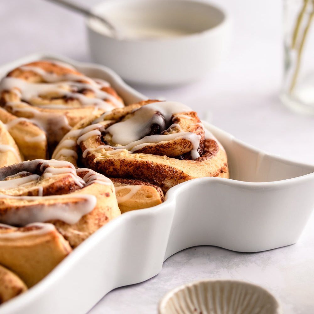 Oregon state plate in glossy white ceramic with cinnamon rolls. Oregon dessert dish. Oregon dessert plate. Oregon dessert bakeware. Oregon recipe dish. Oregon pie plate. OR pie plate. OR dessert. OR baking gift. OR cooking gift. Oregon gift. Up close of silhouette unique ceramics. 