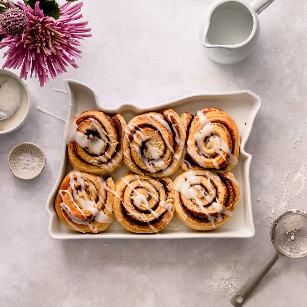 Oregon state plate in glossy white ceramic with cinnamon rolls. Oregon dessert dish. Oregon dessert plate. Oregon dessert bakeware. Oregon recipe dish. Oregon pie plate. OR pie plate. OR dessert. OR baking gift. OR cooking gift. Oregon gift.
