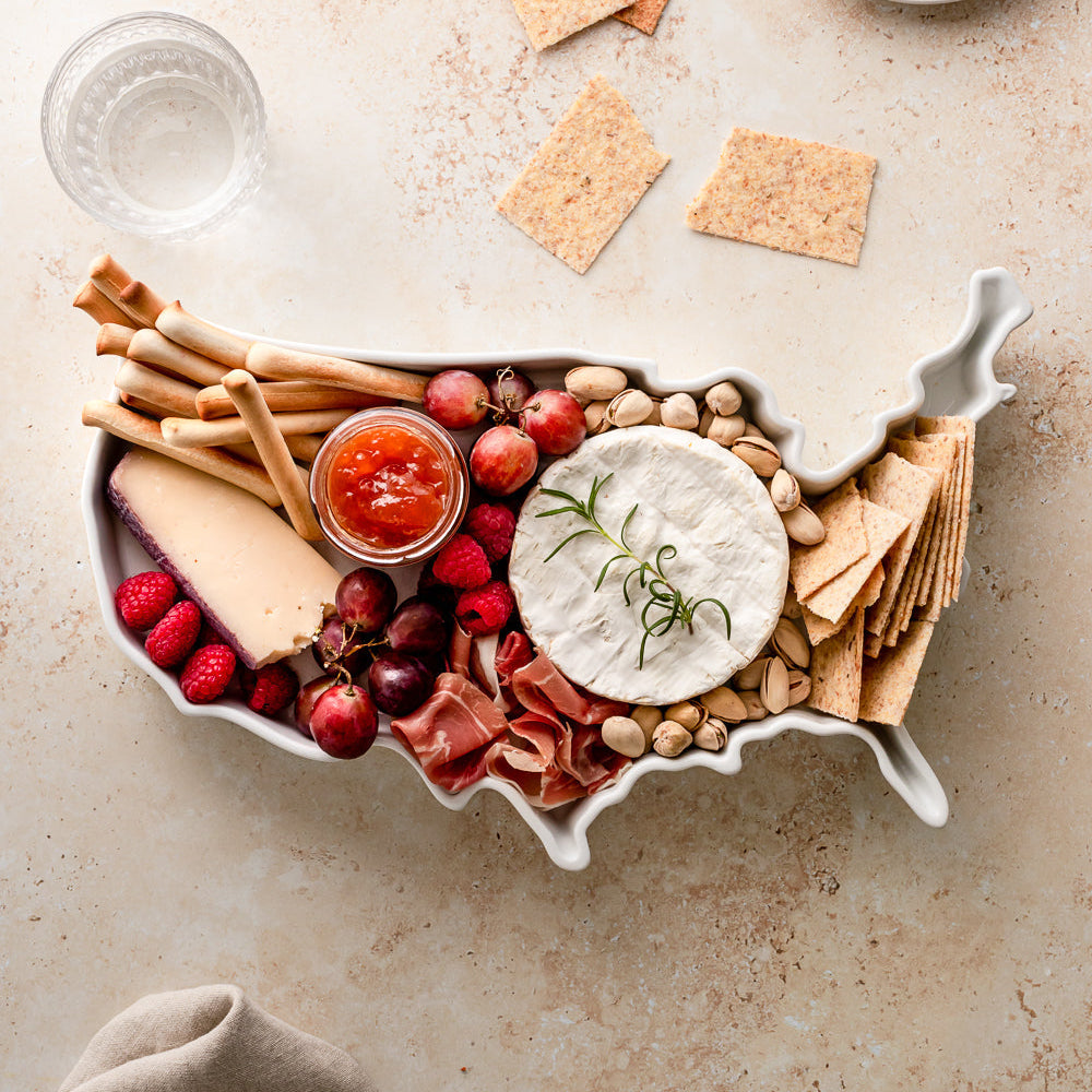 USA world plate with with appetizers. USA charcuterie board. USA charcuterie tray. USA meat and cheese board. USA tray appetizer. USA plate dessert. USA dessert tray. USA bakeware for dessert. United States of america baking dish. Ceramic USA tray. Ceramic USA bakeware. USA cooking gift. USA baking gift. USA kitchen gift.