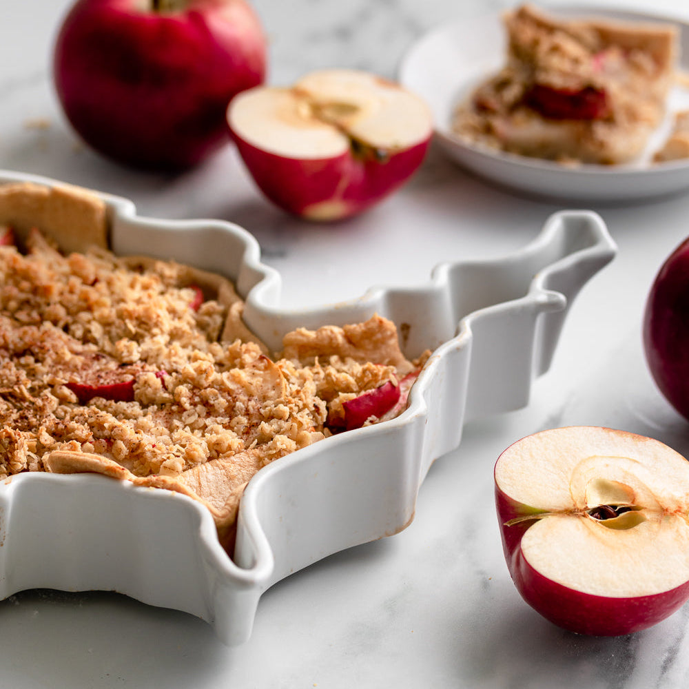 USA world plate with apple cobler. USA plate dessert. USA dessert tray. USA bakeware for dessert. United States of america baking dish. Ceramic USA tray. Ceramic USA bakeware. USA cooking gift. USA baking gift. USA kitchen gift. Shown up close to show outside, unique silhouette. 