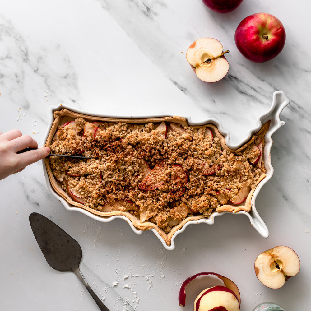 USA world plate with apple cobler. USA plate dessert. USA dessert tray. USA bakeware for dessert. United States of america baking dish. Ceramic USA tray. Ceramic USA bakeware. USA cooking gift. USA baking gift. USA kitchen gift.