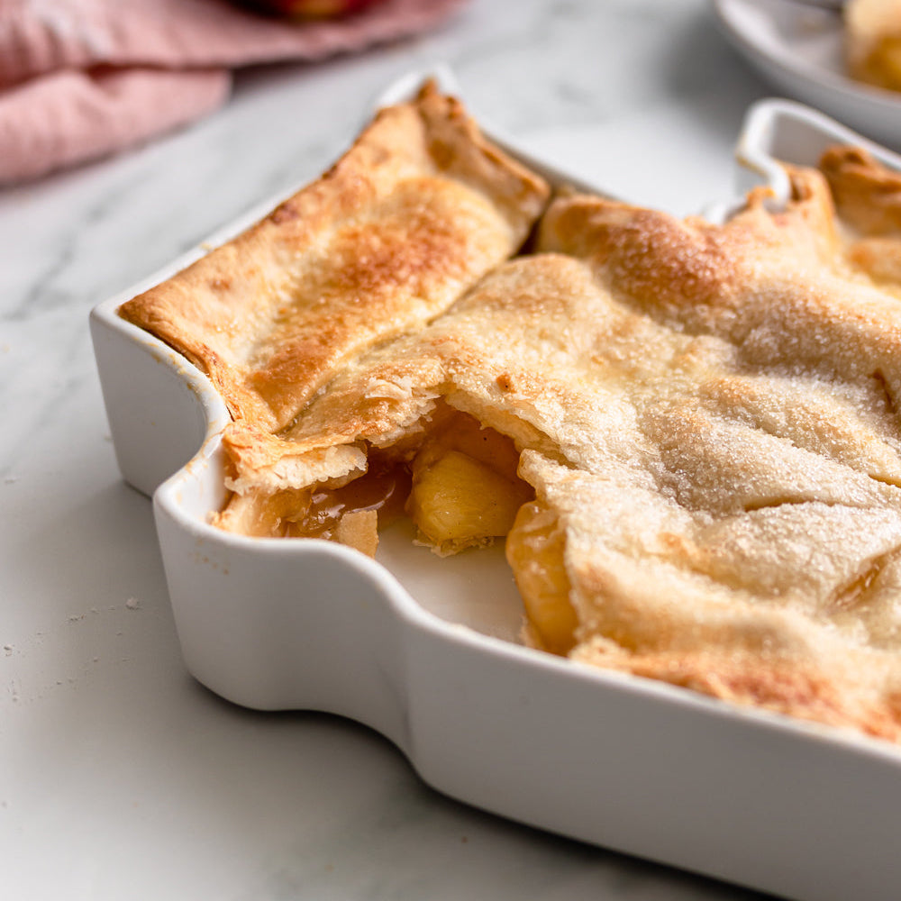 Washington state plate shown with apple pie. baked dessert state plate. wahsington state plate baked. WA pie plate. Washington pie plate. WA dessert plate. Washington dessert plate. WA dessert recipe. WA baking gift. WA cooking gift. WA kitchen gift. Plate shown up close, unique silhouette.