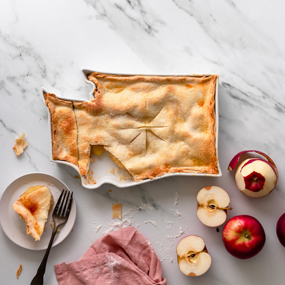 Washington state plate shown with apple pie. baked dessert state plate. wahsington state plate baked. WA pie plate. Washington pie plate. WA dessert plate. Washington dessert plate. WA dessert recipe. WA baking gift. WA cooking gift. WA kitchen gift.